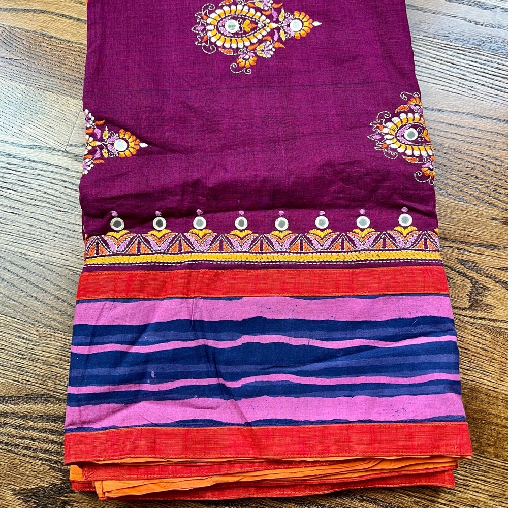 Udd brand hand woven hand reeled hand batik kantha saree with mirrors - Picture 9 of 10